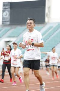 BIB: 4184, 371
                            <button type="button" onclick="openModal(5999539)" class="btn btn-primary btn-sm float-right btn-popup" data-toggle="modal" data-target=".modal-high-quality">
                        <i class="fas fa-shopping-cart"></i> Add to Cart
                    </button>
                                            <button type="button" onclick="isThisMe(5999539, true)" class="btn btn-success btn-sm float-right btn-popup btn-isme hidden" data-toggle="tooltip" data-placement="bottom" title="นี่คือรูปของคุณใช่ไหม คลิกที่นี่เพื่อเอาเข้าอัลบั้ม">
                        <i class="fas fa-plus"></i> Add to album
                    </button>
                    <button type="button" onclick="isThisMe(5999539, false)" class="btn btn-warning btn-sm float-right btn-popup btn-isnotme hidden">
                        <i class="fas fa-ban"></i> Remove from album
                    </button>