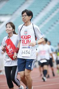 BIB: 2019, 6454
                            <button type="button" onclick="openModal(5997201)" class="btn btn-primary btn-sm float-right btn-popup" data-toggle="modal" data-target=".modal-high-quality">
                        <i class="fas fa-shopping-cart"></i> Add to Cart
                    </button>
                                            <button type="button" onclick="isThisMe(5997201, true)" class="btn btn-success btn-sm float-right btn-popup btn-isme hidden" data-toggle="tooltip" data-placement="bottom" title="นี่คือรูปของคุณใช่ไหม คลิกที่นี่เพื่อเอาเข้าอัลบั้ม">
                        <i class="fas fa-plus"></i> Add to album
                    </button>
                    <button type="button" onclick="isThisMe(5997201, false)" class="btn btn-warning btn-sm float-right btn-popup btn-isnotme hidden">
                        <i class="fas fa-ban"></i> Remove from album
                    </button>