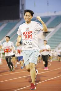 BIB: 2019, 6900
                            <button type="button" onclick="openModal(5976573)" class="btn btn-primary btn-sm float-right btn-popup" data-toggle="modal" data-target=".modal-high-quality">
                        <i class="fas fa-shopping-cart"></i> Add to Cart
                    </button>
                                            <button type="button" onclick="isThisMe(5976573, true)" class="btn btn-success btn-sm float-right btn-popup btn-isme hidden" data-toggle="tooltip" data-placement="bottom" title="นี่คือรูปของคุณใช่ไหม คลิกที่นี่เพื่อเอาเข้าอัลบั้ม">
                        <i class="fas fa-plus"></i> Add to album
                    </button>
                    <button type="button" onclick="isThisMe(5976573, false)" class="btn btn-warning btn-sm float-right btn-popup btn-isnotme hidden">
                        <i class="fas fa-ban"></i> Remove from album
                    </button>