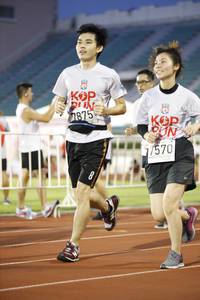 BIB: 1875, 1570
                            <button type="button" onclick="openModal(5968776)" class="btn btn-primary btn-sm float-right btn-popup" data-toggle="modal" data-target=".modal-high-quality">
                        <i class="fas fa-shopping-cart"></i> Add to Cart
                    </button>
                                            <button type="button" onclick="isThisMe(5968776, true)" class="btn btn-success btn-sm float-right btn-popup btn-isme hidden" data-toggle="tooltip" data-placement="bottom" title="นี่คือรูปของคุณใช่ไหม คลิกที่นี่เพื่อเอาเข้าอัลบั้ม">
                        <i class="fas fa-plus"></i> Add to album
                    </button>
                    <button type="button" onclick="isThisMe(5968776, false)" class="btn btn-warning btn-sm float-right btn-popup btn-isnotme hidden">
                        <i class="fas fa-ban"></i> Remove from album
                    </button>