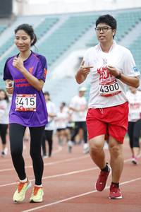 BIB: 4300, 3415
                            <button type="button" onclick="openModal(5999332)" class="btn btn-primary btn-sm float-right btn-popup" data-toggle="modal" data-target=".modal-high-quality">
                        <i class="fas fa-shopping-cart"></i> Add to Cart
                    </button>
                                            <button type="button" onclick="isThisMe(5999332, true)" class="btn btn-success btn-sm float-right btn-popup btn-isme hidden" data-toggle="tooltip" data-placement="bottom" title="นี่คือรูปของคุณใช่ไหม คลิกที่นี่เพื่อเอาเข้าอัลบั้ม">
                        <i class="fas fa-plus"></i> Add to album
                    </button>
                    <button type="button" onclick="isThisMe(5999332, false)" class="btn btn-warning btn-sm float-right btn-popup btn-isnotme hidden">
                        <i class="fas fa-ban"></i> Remove from album
                    </button>