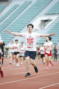 BIB: 4293
                            <button type="button" onclick="openModal(5998439)" class="btn btn-primary btn-sm float-right btn-popup" data-toggle="modal" data-target=".modal-high-quality">
                        <i class="fas fa-shopping-cart"></i> Add to Cart
                    </button>
                                            <button type="button" onclick="isThisMe(5998439, true)" class="btn btn-success btn-sm float-right btn-popup btn-isme hidden" data-toggle="tooltip" data-placement="bottom" title="นี่คือรูปของคุณใช่ไหม คลิกที่นี่เพื่อเอาเข้าอัลบั้ม">
                        <i class="fas fa-plus"></i> Add to album
                    </button>
                    <button type="button" onclick="isThisMe(5998439, false)" class="btn btn-warning btn-sm float-right btn-popup btn-isnotme hidden">
                        <i class="fas fa-ban"></i> Remove from album
                    </button>