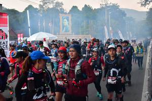 BIB: 279
                            <button type="button" onclick="openModal(6852336)" class="btn btn-primary btn-sm float-right btn-popup" data-toggle="modal" data-target=".modal-high-quality">
                        <i class="fas fa-shopping-cart"></i> Add to Cart
                    </button>
                                            <button type="button" onclick="isThisMe(6852336, true)" class="btn btn-success btn-sm float-right btn-popup btn-isme hidden" data-toggle="tooltip" data-placement="bottom" title="นี่คือรูปของคุณใช่ไหม คลิกที่นี่เพื่อเอาเข้าอัลบั้ม">
                        <i class="fas fa-plus"></i> Add to album
                    </button>
                    <button type="button" onclick="isThisMe(6852336, false)" class="btn btn-warning btn-sm float-right btn-popup btn-isnotme hidden">
                        <i class="fas fa-ban"></i> Remove from album
                    </button>