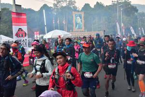 BIB: 238, 2394, 2092
                            <button type="button" onclick="openModal(6852378)" class="btn btn-primary btn-sm float-right btn-popup" data-toggle="modal" data-target=".modal-high-quality">
                        <i class="fas fa-shopping-cart"></i> Add to Cart
                    </button>
                                            <button type="button" onclick="isThisMe(6852378, true)" class="btn btn-success btn-sm float-right btn-popup btn-isme hidden" data-toggle="tooltip" data-placement="bottom" title="นี่คือรูปของคุณใช่ไหม คลิกที่นี่เพื่อเอาเข้าอัลบั้ม">
                        <i class="fas fa-plus"></i> Add to album
                    </button>
                    <button type="button" onclick="isThisMe(6852378, false)" class="btn btn-warning btn-sm float-right btn-popup btn-isnotme hidden">
                        <i class="fas fa-ban"></i> Remove from album
                    </button>