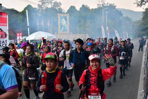 BIB: 2859
                            <button type="button" onclick="openModal(6852334)" class="btn btn-primary btn-sm float-right btn-popup" data-toggle="modal" data-target=".modal-high-quality">
                        <i class="fas fa-shopping-cart"></i> Add to Cart
                    </button>
                                            <button type="button" onclick="isThisMe(6852334, true)" class="btn btn-success btn-sm float-right btn-popup btn-isme hidden" data-toggle="tooltip" data-placement="bottom" title="นี่คือรูปของคุณใช่ไหม คลิกที่นี่เพื่อเอาเข้าอัลบั้ม">
                        <i class="fas fa-plus"></i> Add to album
                    </button>
                    <button type="button" onclick="isThisMe(6852334, false)" class="btn btn-warning btn-sm float-right btn-popup btn-isnotme hidden">
                        <i class="fas fa-ban"></i> Remove from album
                    </button>