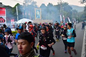 BIB: 2270
                            <button type="button" onclick="openModal(6852321)" class="btn btn-primary btn-sm float-right btn-popup" data-toggle="modal" data-target=".modal-high-quality">
                        <i class="fas fa-shopping-cart"></i> Add to Cart
                    </button>
                                            <button type="button" onclick="isThisMe(6852321, true)" class="btn btn-success btn-sm float-right btn-popup btn-isme hidden" data-toggle="tooltip" data-placement="bottom" title="นี่คือรูปของคุณใช่ไหม คลิกที่นี่เพื่อเอาเข้าอัลบั้ม">
                        <i class="fas fa-plus"></i> Add to album
                    </button>
                    <button type="button" onclick="isThisMe(6852321, false)" class="btn btn-warning btn-sm float-right btn-popup btn-isnotme hidden">
                        <i class="fas fa-ban"></i> Remove from album
                    </button>