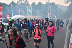 BIB: 1820
                            <button type="button" onclick="openModal(6852346)" class="btn btn-primary btn-sm float-right btn-popup" data-toggle="modal" data-target=".modal-high-quality">
                        <i class="fas fa-shopping-cart"></i> Add to Cart
                    </button>
                                            <button type="button" onclick="isThisMe(6852346, true)" class="btn btn-success btn-sm float-right btn-popup btn-isme hidden" data-toggle="tooltip" data-placement="bottom" title="นี่คือรูปของคุณใช่ไหม คลิกที่นี่เพื่อเอาเข้าอัลบั้ม">
                        <i class="fas fa-plus"></i> Add to album
                    </button>
                    <button type="button" onclick="isThisMe(6852346, false)" class="btn btn-warning btn-sm float-right btn-popup btn-isnotme hidden">
                        <i class="fas fa-ban"></i> Remove from album
                    </button>