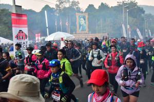 BIB: 2826
                            <button type="button" onclick="openModal(6852376)" class="btn btn-primary btn-sm float-right btn-popup" data-toggle="modal" data-target=".modal-high-quality">
                        <i class="fas fa-shopping-cart"></i> Add to Cart
                    </button>
                                            <button type="button" onclick="isThisMe(6852376, true)" class="btn btn-success btn-sm float-right btn-popup btn-isme hidden" data-toggle="tooltip" data-placement="bottom" title="นี่คือรูปของคุณใช่ไหม คลิกที่นี่เพื่อเอาเข้าอัลบั้ม">
                        <i class="fas fa-plus"></i> Add to album
                    </button>
                    <button type="button" onclick="isThisMe(6852376, false)" class="btn btn-warning btn-sm float-right btn-popup btn-isnotme hidden">
                        <i class="fas fa-ban"></i> Remove from album
                    </button>