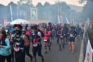 BIB: 2239
                            <button type="button" onclick="openModal(6852357)" class="btn btn-primary btn-sm float-right btn-popup" data-toggle="modal" data-target=".modal-high-quality">
                        <i class="fas fa-shopping-cart"></i> Add to Cart
                    </button>
                                            <button type="button" onclick="isThisMe(6852357, true)" class="btn btn-success btn-sm float-right btn-popup btn-isme hidden" data-toggle="tooltip" data-placement="bottom" title="นี่คือรูปของคุณใช่ไหม คลิกที่นี่เพื่อเอาเข้าอัลบั้ม">
                        <i class="fas fa-plus"></i> Add to album
                    </button>
                    <button type="button" onclick="isThisMe(6852357, false)" class="btn btn-warning btn-sm float-right btn-popup btn-isnotme hidden">
                        <i class="fas fa-ban"></i> Remove from album
                    </button>