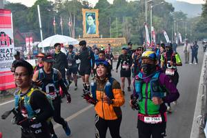 BIB: 302, 2384
                            <button type="button" onclick="openModal(6852583)" class="btn btn-primary btn-sm float-right btn-popup" data-toggle="modal" data-target=".modal-high-quality">
                        <i class="fas fa-shopping-cart"></i> Add to Cart
                    </button>
                                            <button type="button" onclick="isThisMe(6852583, true)" class="btn btn-success btn-sm float-right btn-popup btn-isme hidden" data-toggle="tooltip" data-placement="bottom" title="นี่คือรูปของคุณใช่ไหม คลิกที่นี่เพื่อเอาเข้าอัลบั้ม">
                        <i class="fas fa-plus"></i> Add to album
                    </button>
                    <button type="button" onclick="isThisMe(6852583, false)" class="btn btn-warning btn-sm float-right btn-popup btn-isnotme hidden">
                        <i class="fas fa-ban"></i> Remove from album
                    </button>