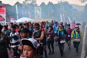 BIB: 220
                            <button type="button" onclick="openModal(6852342)" class="btn btn-primary btn-sm float-right btn-popup" data-toggle="modal" data-target=".modal-high-quality">
                        <i class="fas fa-shopping-cart"></i> Add to Cart
                    </button>
                                            <button type="button" onclick="isThisMe(6852342, true)" class="btn btn-success btn-sm float-right btn-popup btn-isme hidden" data-toggle="tooltip" data-placement="bottom" title="นี่คือรูปของคุณใช่ไหม คลิกที่นี่เพื่อเอาเข้าอัลบั้ม">
                        <i class="fas fa-plus"></i> Add to album
                    </button>
                    <button type="button" onclick="isThisMe(6852342, false)" class="btn btn-warning btn-sm float-right btn-popup btn-isnotme hidden">
                        <i class="fas fa-ban"></i> Remove from album
                    </button>