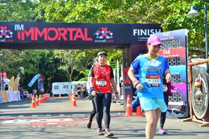 BIB: 1741, 1504
                            <button type="button" onclick="openModal(6998915)" class="btn btn-primary btn-sm float-right btn-popup" data-toggle="modal" data-target=".modal-high-quality">
                        <i class="fas fa-shopping-cart"></i> Add to Cart
                    </button>
                                            <button type="button" onclick="isThisMe(6998915, true)" class="btn btn-success btn-sm float-right btn-popup btn-isme hidden" data-toggle="tooltip" data-placement="bottom" title="นี่คือรูปของคุณใช่ไหม คลิกที่นี่เพื่อเอาเข้าอัลบั้ม">
                        <i class="fas fa-plus"></i> Add to album
                    </button>
                    <button type="button" onclick="isThisMe(6998915, false)" class="btn btn-warning btn-sm float-right btn-popup btn-isnotme hidden">
                        <i class="fas fa-ban"></i> Remove from album
                    </button>