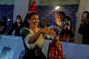 BIB: 
                            <button type="button" onclick="openModal(19590825)" class="btn btn-primary btn-sm float-right btn-popup" data-toggle="modal" data-target=".modal-high-quality">
                        <i class="fas fa-shopping-cart"></i> Add to Cart
                    </button>
                                            <button type="button" onclick="isThisMe(19590825, true)" class="btn btn-success btn-sm float-right btn-popup btn-isme hidden" data-toggle="tooltip" data-placement="bottom" title="นี่คือรูปของคุณใช่ไหม คลิกที่นี่เพื่อเอาเข้าอัลบั้ม">
                        <i class="fas fa-plus"></i> Add to album
                    </button>
                    <button type="button" onclick="isThisMe(19590825, false)" class="btn btn-warning btn-sm float-right btn-popup btn-isnotme hidden">
                        <i class="fas fa-ban"></i> Remove from album
                    </button>