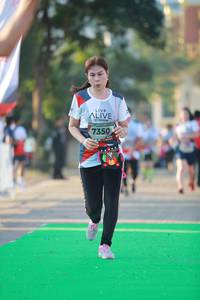 BIB: 7350
                            <button type="button" onclick="openModal(6452977)" class="btn btn-primary btn-sm float-right btn-popup" data-toggle="modal" data-target=".modal-high-quality">
                        <i class="fas fa-shopping-cart"></i> Add to Cart
                    </button>
                                            <button type="button" onclick="isThisMe(6452977, true)" class="btn btn-success btn-sm float-right btn-popup btn-isme hidden" data-toggle="tooltip" data-placement="bottom" title="นี่คือรูปของคุณใช่ไหม คลิกที่นี่เพื่อเอาเข้าอัลบั้ม">
                        <i class="fas fa-plus"></i> Add to album
                    </button>
                    <button type="button" onclick="isThisMe(6452977, false)" class="btn btn-warning btn-sm float-right btn-popup btn-isnotme hidden">
                        <i class="fas fa-ban"></i> Remove from album
                    </button>