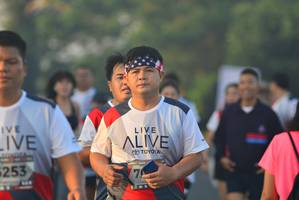 BIB: 253
                            <button type="button" onclick="openModal(6414338)" class="btn btn-primary btn-sm float-right btn-popup" data-toggle="modal" data-target=".modal-high-quality">
                        <i class="fas fa-shopping-cart"></i> Add to Cart
                    </button>
                                            <button type="button" onclick="isThisMe(6414338, true)" class="btn btn-success btn-sm float-right btn-popup btn-isme hidden" data-toggle="tooltip" data-placement="bottom" title="นี่คือรูปของคุณใช่ไหม คลิกที่นี่เพื่อเอาเข้าอัลบั้ม">
                        <i class="fas fa-plus"></i> Add to album
                    </button>
                    <button type="button" onclick="isThisMe(6414338, false)" class="btn btn-warning btn-sm float-right btn-popup btn-isnotme hidden">
                        <i class="fas fa-ban"></i> Remove from album
                    </button>