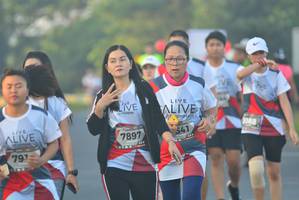 BIB: 088, 541, 7897
                            <button type="button" onclick="openModal(6414859)" class="btn btn-primary btn-sm float-right btn-popup" data-toggle="modal" data-target=".modal-high-quality">
                        <i class="fas fa-shopping-cart"></i> Add to Cart
                    </button>
                                            <button type="button" onclick="isThisMe(6414859, true)" class="btn btn-success btn-sm float-right btn-popup btn-isme hidden" data-toggle="tooltip" data-placement="bottom" title="นี่คือรูปของคุณใช่ไหม คลิกที่นี่เพื่อเอาเข้าอัลบั้ม">
                        <i class="fas fa-plus"></i> Add to album
                    </button>
                    <button type="button" onclick="isThisMe(6414859, false)" class="btn btn-warning btn-sm float-right btn-popup btn-isnotme hidden">
                        <i class="fas fa-ban"></i> Remove from album
                    </button>