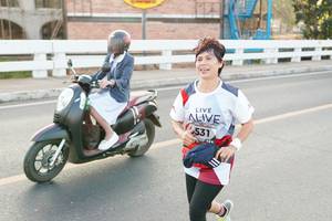 BIB: 531
                            <button type="button" onclick="openModal(6436986)" class="btn btn-primary btn-sm float-right btn-popup" data-toggle="modal" data-target=".modal-high-quality">
                        <i class="fas fa-shopping-cart"></i> Add to Cart
                    </button>
                                            <button type="button" onclick="isThisMe(6436986, true)" class="btn btn-success btn-sm float-right btn-popup btn-isme hidden" data-toggle="tooltip" data-placement="bottom" title="นี่คือรูปของคุณใช่ไหม คลิกที่นี่เพื่อเอาเข้าอัลบั้ม">
                        <i class="fas fa-plus"></i> Add to album
                    </button>
                    <button type="button" onclick="isThisMe(6436986, false)" class="btn btn-warning btn-sm float-right btn-popup btn-isnotme hidden">
                        <i class="fas fa-ban"></i> Remove from album
                    </button>