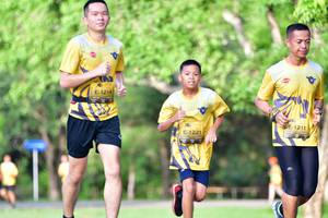 BIB: 1214, 1211, 1221
                            <button type="button" onclick="openModal(5143959)" class="btn btn-primary btn-sm float-right btn-popup" data-toggle="modal" data-target=".modal-high-quality">
                        <i class="fas fa-shopping-cart"></i> Add to Cart
                    </button>
                                            <button type="button" onclick="isThisMe(5143959, true)" class="btn btn-success btn-sm float-right btn-popup btn-isme hidden" data-toggle="tooltip" data-placement="bottom" title="นี่คือรูปของคุณใช่ไหม คลิกที่นี่เพื่อเอาเข้าอัลบั้ม">
                        <i class="fas fa-plus"></i> Add to album
                    </button>
                    <button type="button" onclick="isThisMe(5143959, false)" class="btn btn-warning btn-sm float-right btn-popup btn-isnotme hidden">
                        <i class="fas fa-ban"></i> Remove from album
                    </button>