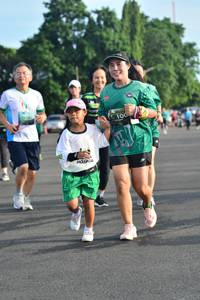 BIB: 100
                            <button type="button" onclick="openModal(4947643)" class="btn btn-primary btn-sm float-right btn-popup" data-toggle="modal" data-target=".modal-high-quality">
                        <i class="fas fa-shopping-cart"></i> Add to Cart
                    </button>
                                            <button type="button" onclick="isThisMe(4947643, true)" class="btn btn-success btn-sm float-right btn-popup btn-isme hidden" data-toggle="tooltip" data-placement="bottom" title="นี่คือรูปของคุณใช่ไหม คลิกที่นี่เพื่อเอาเข้าอัลบั้ม">
                        <i class="fas fa-plus"></i> Add to album
                    </button>
                    <button type="button" onclick="isThisMe(4947643, false)" class="btn btn-warning btn-sm float-right btn-popup btn-isnotme hidden">
                        <i class="fas fa-ban"></i> Remove from album
                    </button>