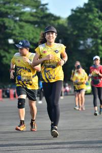 BIB: 0053, 838
                            <button type="button" onclick="openModal(5201789)" class="btn btn-primary btn-sm float-right btn-popup" data-toggle="modal" data-target=".modal-high-quality">
                        <i class="fas fa-shopping-cart"></i> Add to Cart
                    </button>
                                            <button type="button" onclick="isThisMe(5201789, true)" class="btn btn-success btn-sm float-right btn-popup btn-isme hidden" data-toggle="tooltip" data-placement="bottom" title="นี่คือรูปของคุณใช่ไหม คลิกที่นี่เพื่อเอาเข้าอัลบั้ม">
                        <i class="fas fa-plus"></i> Add to album
                    </button>
                    <button type="button" onclick="isThisMe(5201789, false)" class="btn btn-warning btn-sm float-right btn-popup btn-isnotme hidden">
                        <i class="fas fa-ban"></i> Remove from album
                    </button>