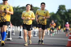 BIB: 033
                            <button type="button" onclick="openModal(4959888)" class="btn btn-primary btn-sm float-right btn-popup" data-toggle="modal" data-target=".modal-high-quality">
                        <i class="fas fa-shopping-cart"></i> Add to Cart
                    </button>
                                            <button type="button" onclick="isThisMe(4959888, true)" class="btn btn-success btn-sm float-right btn-popup btn-isme hidden" data-toggle="tooltip" data-placement="bottom" title="นี่คือรูปของคุณใช่ไหม คลิกที่นี่เพื่อเอาเข้าอัลบั้ม">
                        <i class="fas fa-plus"></i> Add to album
                    </button>
                    <button type="button" onclick="isThisMe(4959888, false)" class="btn btn-warning btn-sm float-right btn-popup btn-isnotme hidden">
                        <i class="fas fa-ban"></i> Remove from album
                    </button>