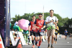 BIB: 418, 2100
                            <button type="button" onclick="openModal(5136993)" class="btn btn-primary btn-sm float-right btn-popup" data-toggle="modal" data-target=".modal-high-quality">
                        <i class="fas fa-shopping-cart"></i> Add to Cart
                    </button>
                                            <button type="button" onclick="isThisMe(5136993, true)" class="btn btn-success btn-sm float-right btn-popup btn-isme hidden" data-toggle="tooltip" data-placement="bottom" title="นี่คือรูปของคุณใช่ไหม คลิกที่นี่เพื่อเอาเข้าอัลบั้ม">
                        <i class="fas fa-plus"></i> Add to album
                    </button>
                    <button type="button" onclick="isThisMe(5136993, false)" class="btn btn-warning btn-sm float-right btn-popup btn-isnotme hidden">
                        <i class="fas fa-ban"></i> Remove from album
                    </button>