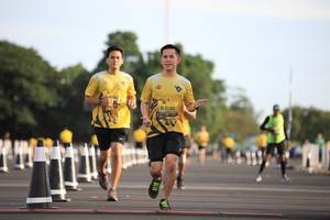 BIB: 1130
                            <button type="button" onclick="openModal(4952071)" class="btn btn-primary btn-sm float-right btn-popup" data-toggle="modal" data-target=".modal-high-quality">
                        <i class="fas fa-shopping-cart"></i> Add to Cart
                    </button>
                                            <button type="button" onclick="isThisMe(4952071, true)" class="btn btn-success btn-sm float-right btn-popup btn-isme hidden" data-toggle="tooltip" data-placement="bottom" title="นี่คือรูปของคุณใช่ไหม คลิกที่นี่เพื่อเอาเข้าอัลบั้ม">
                        <i class="fas fa-plus"></i> Add to album
                    </button>
                    <button type="button" onclick="isThisMe(4952071, false)" class="btn btn-warning btn-sm float-right btn-popup btn-isnotme hidden">
                        <i class="fas fa-ban"></i> Remove from album
                    </button>