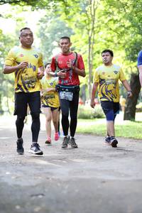 BIB: 0801, 993, 0473
                            <button type="button" onclick="openModal(5040892)" class="btn btn-primary btn-sm float-right btn-popup" data-toggle="modal" data-target=".modal-high-quality">
                        <i class="fas fa-shopping-cart"></i> Add to Cart
                    </button>
                                            <button type="button" onclick="isThisMe(5040892, true)" class="btn btn-success btn-sm float-right btn-popup btn-isme hidden" data-toggle="tooltip" data-placement="bottom" title="นี่คือรูปของคุณใช่ไหม คลิกที่นี่เพื่อเอาเข้าอัลบั้ม">
                        <i class="fas fa-plus"></i> Add to album
                    </button>
                    <button type="button" onclick="isThisMe(5040892, false)" class="btn btn-warning btn-sm float-right btn-popup btn-isnotme hidden">
                        <i class="fas fa-ban"></i> Remove from album
                    </button>