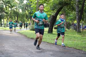 BIB: 460, 013
                            <button type="button" onclick="openModal(5032396)" class="btn btn-primary btn-sm float-right btn-popup" data-toggle="modal" data-target=".modal-high-quality">
                        <i class="fas fa-shopping-cart"></i> Add to Cart
                    </button>
                                            <button type="button" onclick="isThisMe(5032396, true)" class="btn btn-success btn-sm float-right btn-popup btn-isme hidden" data-toggle="tooltip" data-placement="bottom" title="นี่คือรูปของคุณใช่ไหม คลิกที่นี่เพื่อเอาเข้าอัลบั้ม">
                        <i class="fas fa-plus"></i> Add to album
                    </button>
                    <button type="button" onclick="isThisMe(5032396, false)" class="btn btn-warning btn-sm float-right btn-popup btn-isnotme hidden">
                        <i class="fas fa-ban"></i> Remove from album
                    </button>