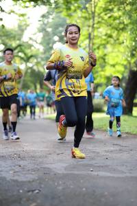 BIB: 0950
                            <button type="button" onclick="openModal(5036360)" class="btn btn-primary btn-sm float-right btn-popup" data-toggle="modal" data-target=".modal-high-quality">
                        <i class="fas fa-shopping-cart"></i> Add to Cart
                    </button>
                                            <button type="button" onclick="isThisMe(5036360, true)" class="btn btn-success btn-sm float-right btn-popup btn-isme hidden" data-toggle="tooltip" data-placement="bottom" title="นี่คือรูปของคุณใช่ไหม คลิกที่นี่เพื่อเอาเข้าอัลบั้ม">
                        <i class="fas fa-plus"></i> Add to album
                    </button>
                    <button type="button" onclick="isThisMe(5036360, false)" class="btn btn-warning btn-sm float-right btn-popup btn-isnotme hidden">
                        <i class="fas fa-ban"></i> Remove from album
                    </button>