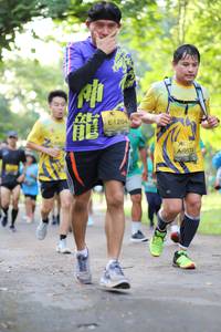 BIB: 1204, 0173
                            <button type="button" onclick="openModal(5037276)" class="btn btn-primary btn-sm float-right btn-popup" data-toggle="modal" data-target=".modal-high-quality">
                        <i class="fas fa-shopping-cart"></i> Add to Cart
                    </button>
                                            <button type="button" onclick="isThisMe(5037276, true)" class="btn btn-success btn-sm float-right btn-popup btn-isme hidden" data-toggle="tooltip" data-placement="bottom" title="นี่คือรูปของคุณใช่ไหม คลิกที่นี่เพื่อเอาเข้าอัลบั้ม">
                        <i class="fas fa-plus"></i> Add to album
                    </button>
                    <button type="button" onclick="isThisMe(5037276, false)" class="btn btn-warning btn-sm float-right btn-popup btn-isnotme hidden">
                        <i class="fas fa-ban"></i> Remove from album
                    </button>