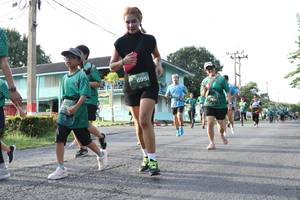 BIB: 695
                            <button type="button" onclick="openModal(5232575)" class="btn btn-primary btn-sm float-right btn-popup" data-toggle="modal" data-target=".modal-high-quality">
                        <i class="fas fa-shopping-cart"></i> Add to Cart
                    </button>
                                            <button type="button" onclick="isThisMe(5232575, true)" class="btn btn-success btn-sm float-right btn-popup btn-isme hidden" data-toggle="tooltip" data-placement="bottom" title="นี่คือรูปของคุณใช่ไหม คลิกที่นี่เพื่อเอาเข้าอัลบั้ม">
                        <i class="fas fa-plus"></i> Add to album
                    </button>
                    <button type="button" onclick="isThisMe(5232575, false)" class="btn btn-warning btn-sm float-right btn-popup btn-isnotme hidden">
                        <i class="fas fa-ban"></i> Remove from album
                    </button>