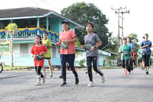 BIB: 7571
                            <button type="button" onclick="openModal(5233230)" class="btn btn-primary btn-sm float-right btn-popup" data-toggle="modal" data-target=".modal-high-quality">
                        <i class="fas fa-shopping-cart"></i> Add to Cart
                    </button>
                                            <button type="button" onclick="isThisMe(5233230, true)" class="btn btn-success btn-sm float-right btn-popup btn-isme hidden" data-toggle="tooltip" data-placement="bottom" title="นี่คือรูปของคุณใช่ไหม คลิกที่นี่เพื่อเอาเข้าอัลบั้ม">
                        <i class="fas fa-plus"></i> Add to album
                    </button>
                    <button type="button" onclick="isThisMe(5233230, false)" class="btn btn-warning btn-sm float-right btn-popup btn-isnotme hidden">
                        <i class="fas fa-ban"></i> Remove from album
                    </button>