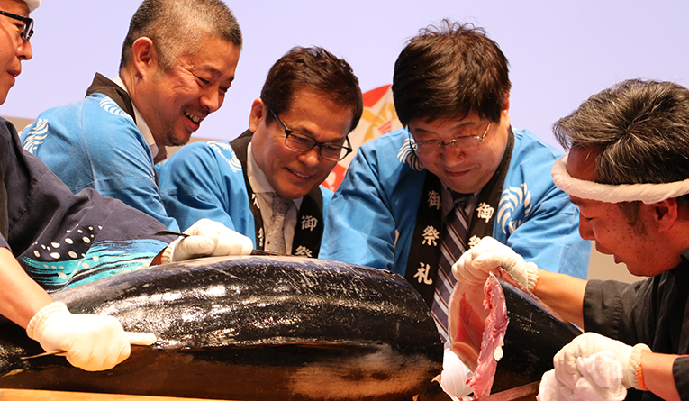 巨大マグロ解体ショー