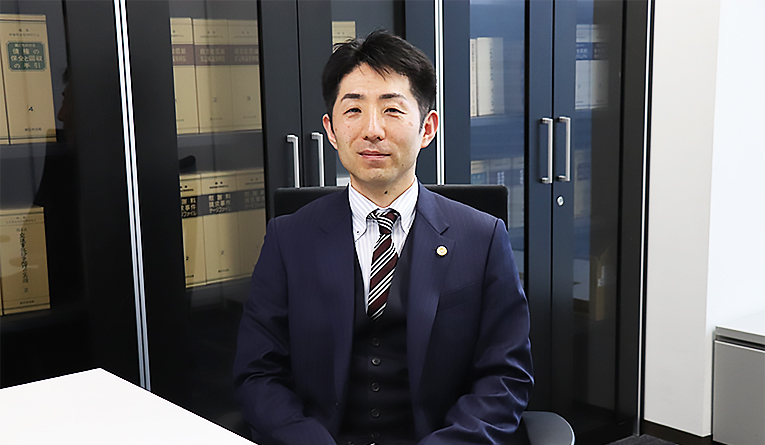 短期集中連載『アディーレ法律事務所5人の弁護士たち! Vol.01』 10年のブランクからリターンマッチで司法試験突破! 元・楽器店経営 杉田浩之弁護士