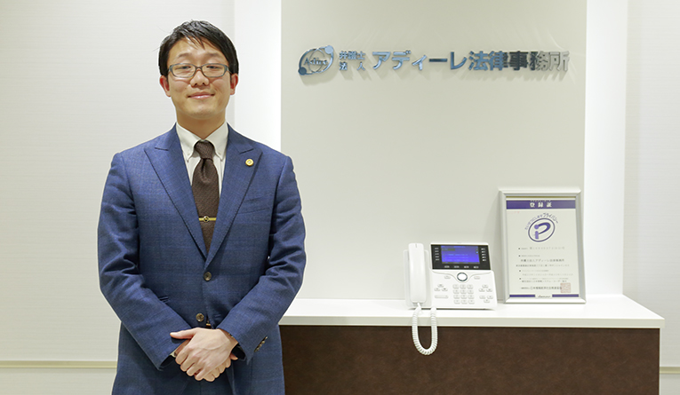 短期集中連載『アディーレ法律事務所5人の弁護士たち! Vol.02』 ある時は僧侶、そしてある時は弁護士 二足の草鞋を履く男 秦和昌弁護士