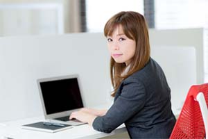 パソコンに向かう女性