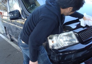 メイン画像:車を磨く男性