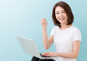 パソコンを使う女性