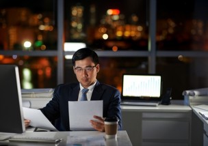 残業するビジネスマン