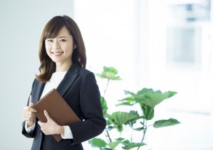 スーツを着た女性