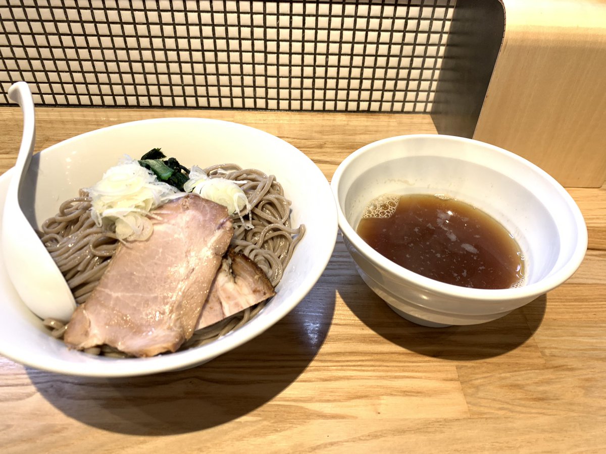 らーめん改@蔵前 限定「鯵煮干と貝のつけそば」850円 見た目はつけ麺ぽいですが、二八蕎麦です😋 実は私は蕎麦も大好きです😍 つけ汁が鰹ではなく鯵と貝なのが蕎麦屋の蕎麦でなくらーめん屋らしくgood👍 蕎麦湯もあると良かったカモ😊 面白美味しかったです(^o^)/ つづく❣️