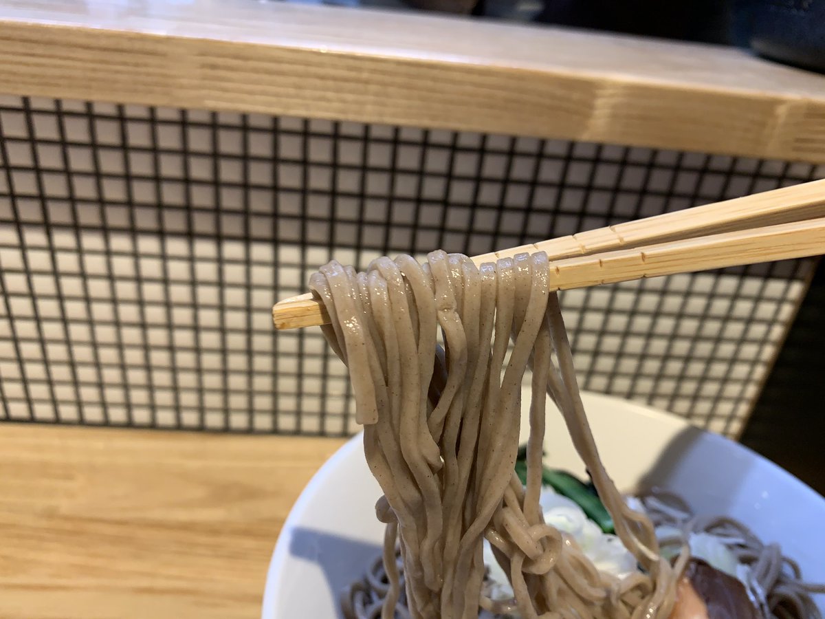 らーめん改@蔵前 限定「鯵煮干と貝のつけそば」850円 見た目はつけ麺ぽいですが、二八蕎麦です😋 実は私は蕎麦も大好きです😍 つけ汁が鰹ではなく鯵と貝なのが蕎麦屋の蕎麦でなくらーめん屋らしくgood👍 蕎麦湯もあると良かったカモ😊 面白美味しかったです(^o^)/ つづく❣️