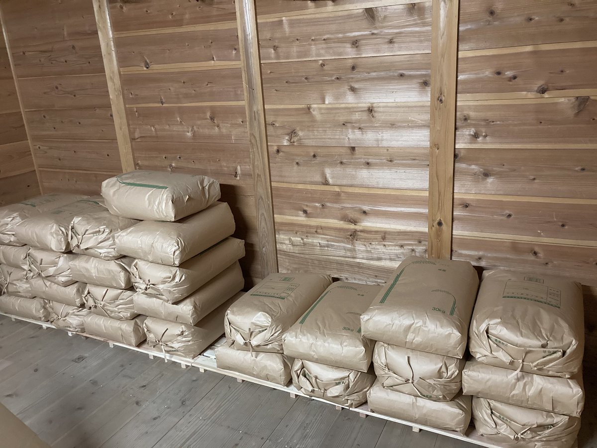 去年取れた米が未だにこのくらい残ってる現状 誰か買いません