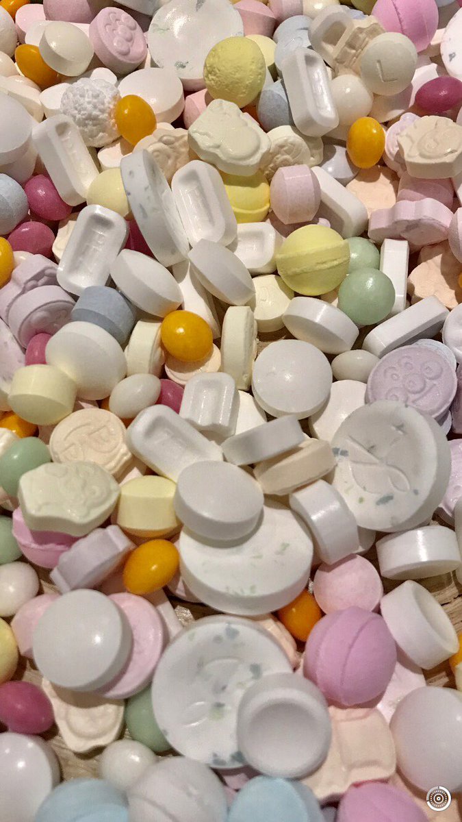 日々きびしいので友人がラムネを10種類くらい買い込んでぶちまけた合法パーティのこと思い出してる 