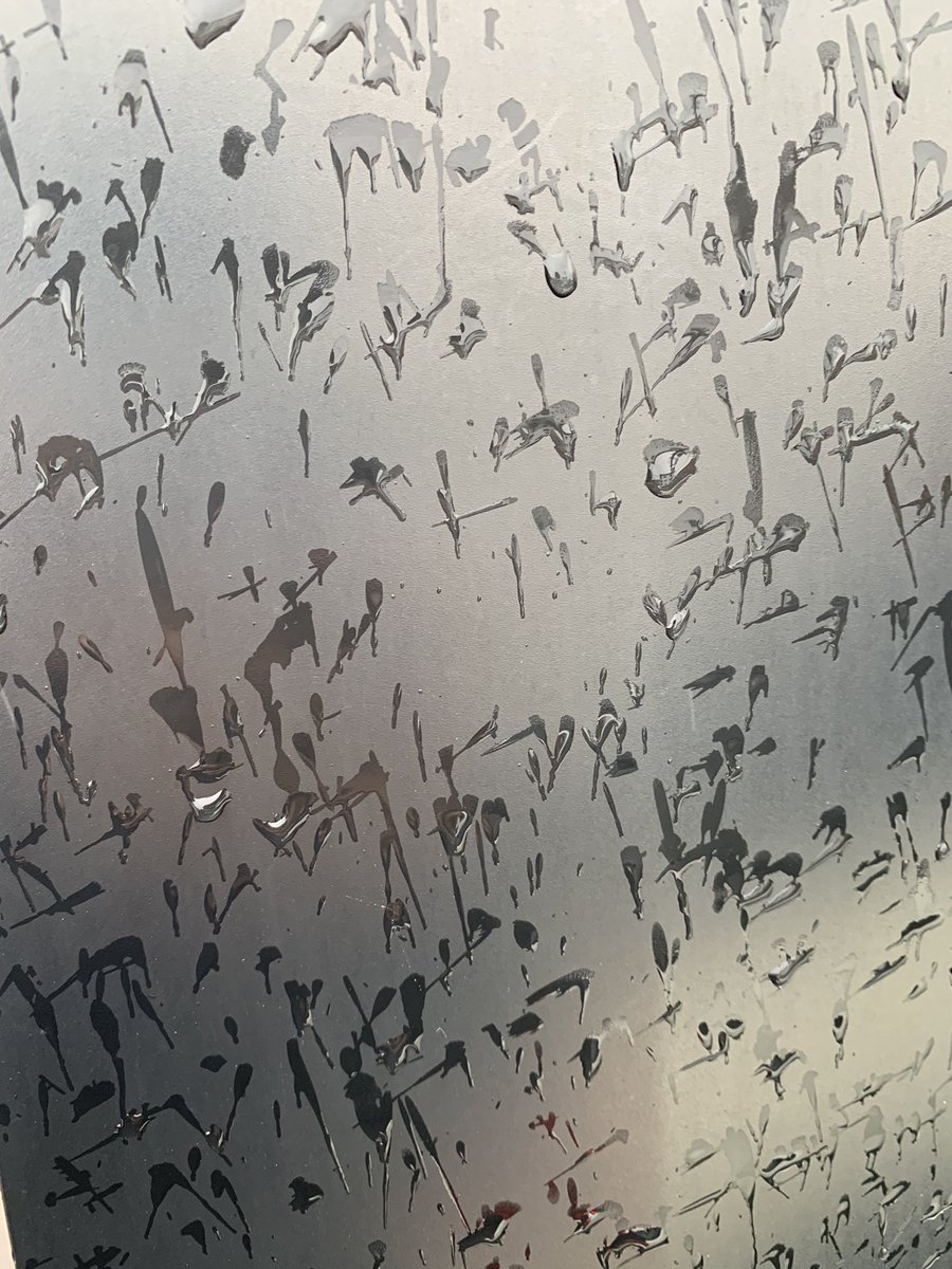 エロ漫画の効果音みたいな雨 