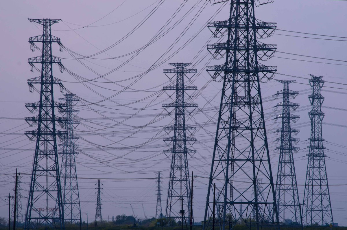 鉄塔を写真一枚にどれだけ詰め込めるか そんな事を考えながら鉄塔を眺めて撮ってます 