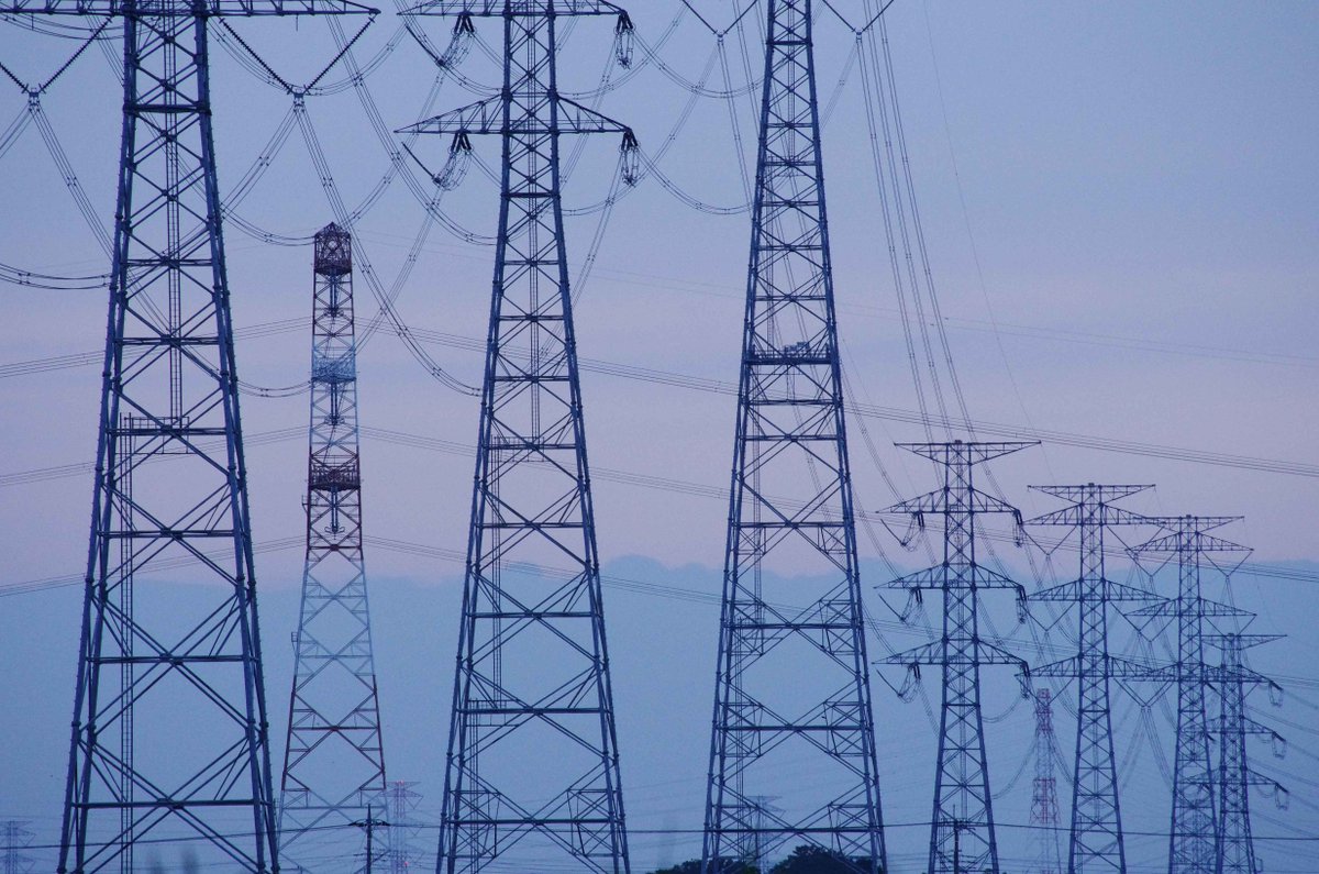 鉄塔を写真一枚にどれだけ詰め込めるか そんな事を考えながら鉄塔を眺めて撮ってます 