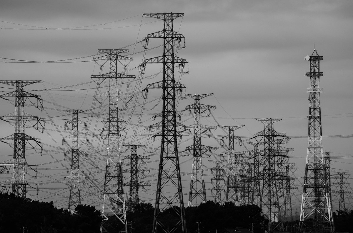 鉄塔を写真一枚にどれだけ詰め込めるか そんな事を考えながら鉄塔を眺めて撮ってます 