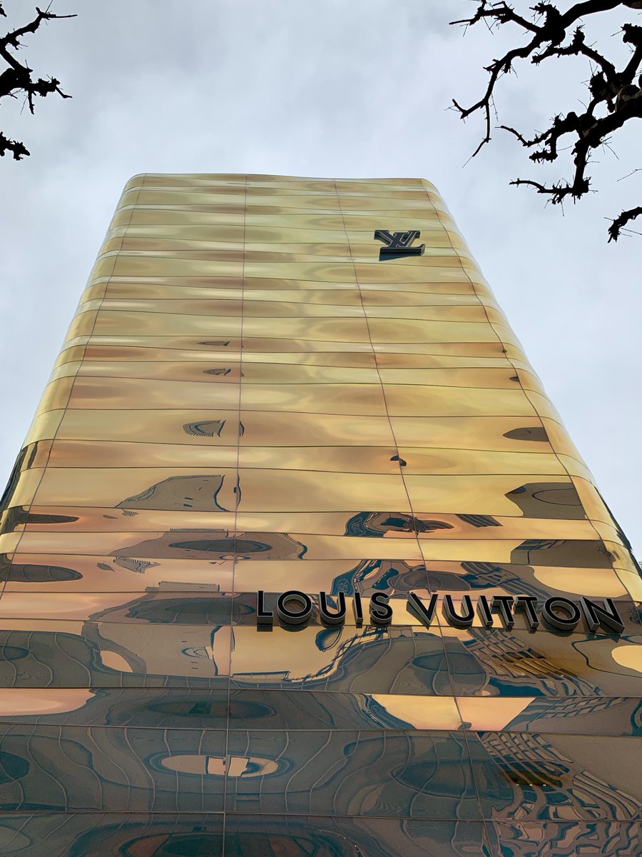  とわざわざ近くまで見に行った銀座並木通りのルイ・ヴィトンのビル